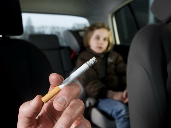 Trẻ em hít khói thuốc lá có nguy cơ cao hơn mắc bệnh cảm lạnh. Nguồn ảnh: Verywellhealth.com