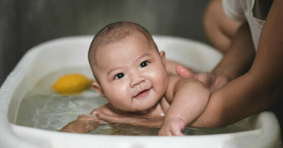Tắm cho em bé. Nguồn: healthline.com