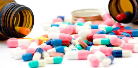 Bạn có thể sử dụng một số loại thuốc điều trị triệu chứng như thuốc kháng histamin, thuốc chống nghẹt mũi, paracetamol và nsaids để điều trị triệu chứng bệnh. Nguồn ảnh: Medev-com.eu