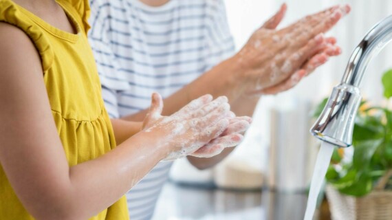 Rửa tay với xà phòng hoặc sát khuẩn tay thường xuyên. Nguồn ảnh: Intermountainhealthcare.org
