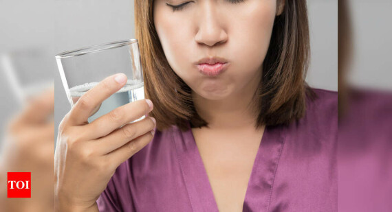 Súc miệng với nước muối làm giảm tạm thời các triệu chứng đau họng. Nguồn ảnh: Timesofindia.com