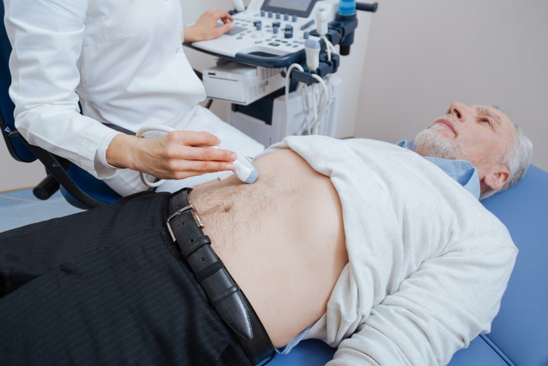 Siêu âm ổ bụng là một trong những xét nghiệm chẩn đoán hình ảnh hữu ích để phát hiện ung thư gan. Nguồn ảnh: Medicalnewstoday.com
