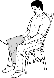 Hình ảnh: động tác kẹp gối giữa hai đùi khi ngồi trên ghế. Hai tay có thể để dọc thân mình hoặc đặt lên đùi như hình. Nguồn: Cleveland Clinic
