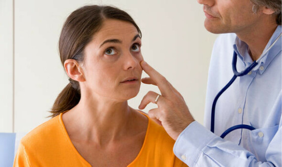 Bạn nên đi khám bác sĩ nếu gặp các vấn đề về rối loạn thị lực, nó có thể do tình trạng thiếu vitamin B12 gây ra. Nguồn ảnh: porncyberclub.com
