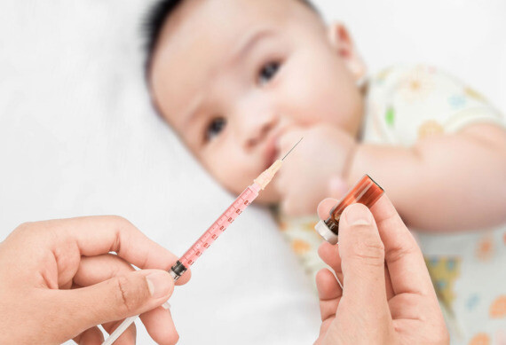 Tổ chức Y tế Thế giới (WHO) khuyến cáo tiêm phòng viêm gan B cho tất cả trẻ sơ sinh. (nguồn: cdn.cdnparenting.com)