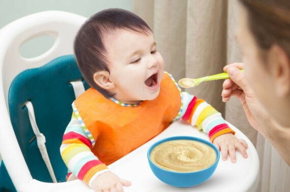 Không nên cho bé ăn rong, trò chuyện quá nhiều, trêu đùa bé hoặc cho bé xem tivi, điện thoại khi ăn