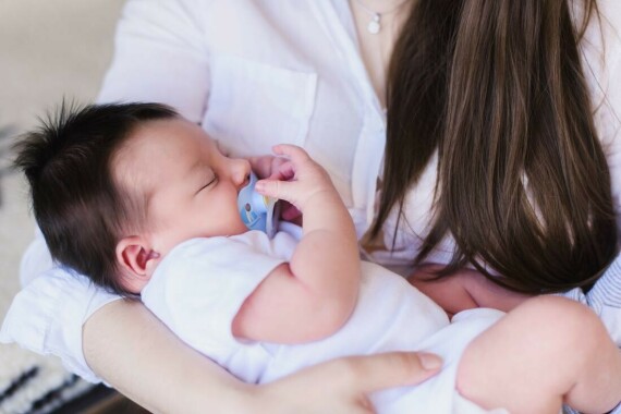 Ngậm núm vú giả có thể giúp trẻ sơ sinh ngừng cơn nấc cụt. (Nguồn ảnh: medicalnewstoday)