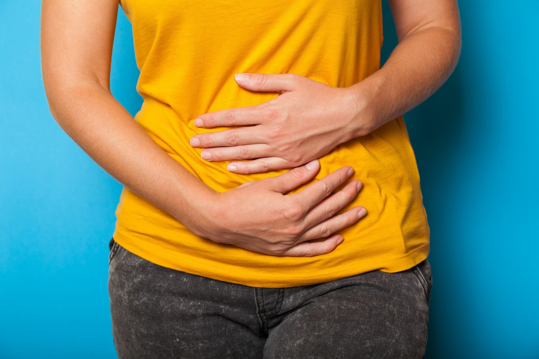 Đau và quặn bụng là một triệu chứng thường gặp của ngộ độc thực phẩm. Nguồn ảnh: Netdoctor.com
