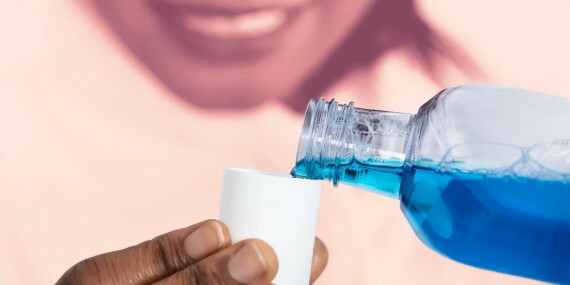 Một số sản phẩm nước súc miệng cũng bao gồm hydrogen peroxide có tác dụng làm trắng răng. (nguồn: health.com)