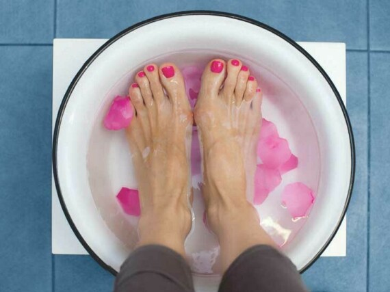 Ngâm chân để làm mềm vết chai rồi loại bỏ chúng bằng cách chà xát nhẹ nhàng là phương pháp khắc phục chai sạn phổ biến nhất – Nguồn ảnh: healthline.com