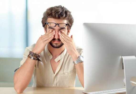Các yếu tố môi trường như sử dụng máy tính kéo dài có liên quan đến hội chứng khô mắt (nguồn ảnh: Pinterest)