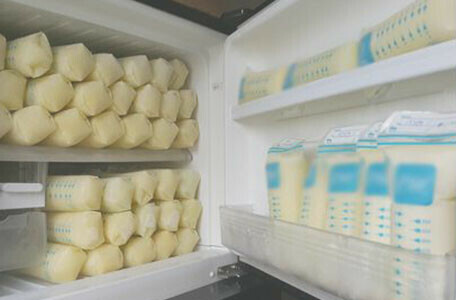 Để túi sữa ngoài cánh tủ lạnh là sai lầm mẹ Việt thường mắc phải
