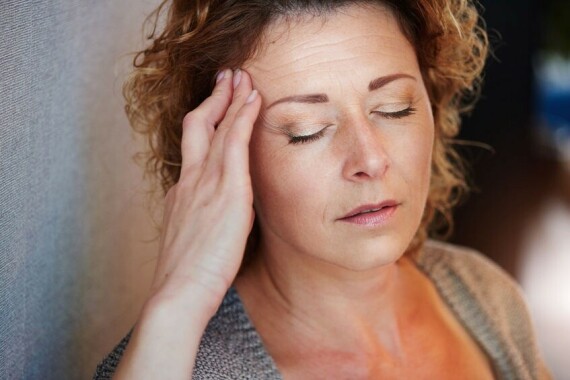 Đau nửa đầu là tình trạng phổ biến gây đau đầu và chóng mặt. Nguồn ảnh: Bloomaxx.com