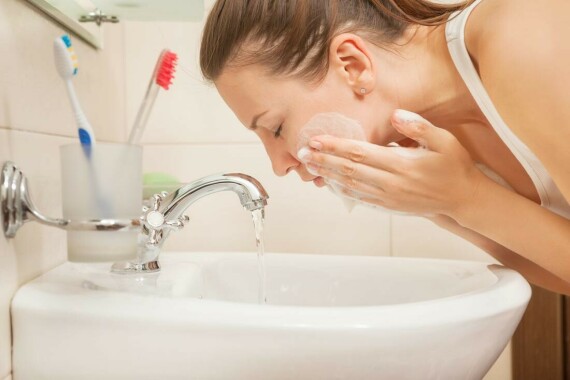 Rửa nhẹ nhàng có thể giúp ngăn ngừa nhiễm trùng, nhưng chà rửa có thể khiến mụn nhọt nặng hơn.   (Nguồn ảnh medicalnewstoday.com)