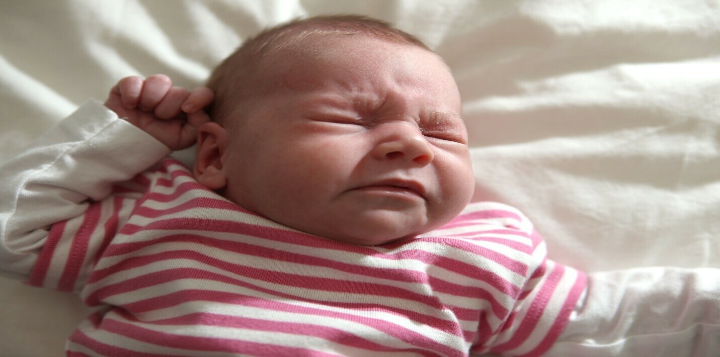 Tắc nghẽn ngực ở trẻ sơ sinh thường khiến bé cảm thấy khó chịu. Theo nguồn: verywellfamily.com