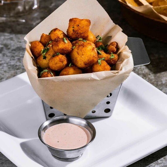 Crispy cheddar bites là một món ăn nhanh phù hợp với chế độ ăn keto. Nguồn ảnh: doordash.com