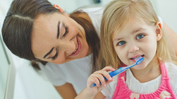 Trẻ em và thanh thiếu niên nên chải răng ít nhất 2 lần một ngày bằng kem đánh răng có fluor và dùng chỉ nha khoa trước khi ngủ. (nguồn: aquafresh.com)
