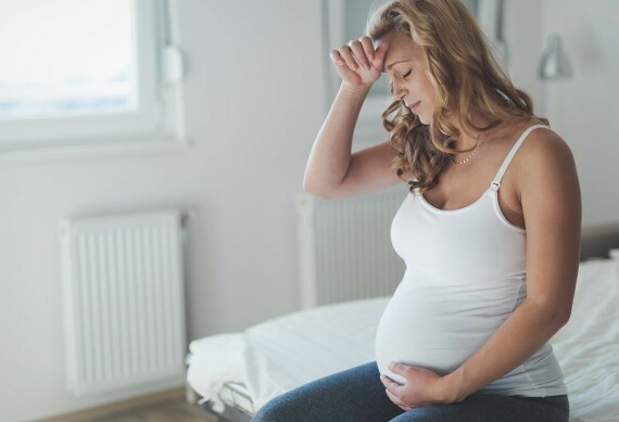 Phụ nữ có thai thường có cảm giác buồn nôn khi bị ốm nghén. Nguồn ảnh: Parenthoodbliss.com
