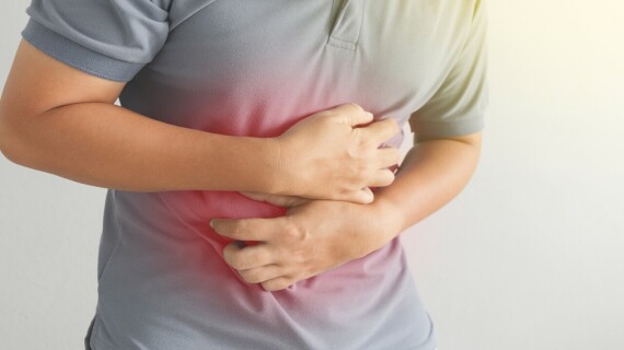 Cơn đau do viêm loét dạ dày tá tràng có thể diễn biến cấp tính, đau vùng thượng vị, thường kèm theo cảm giác nóng rát, trướng bụng, nôn hoặc buồn nôn (nguồn ảnh: https://healthhearty.com/) 