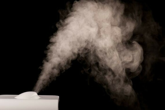 Sử dụng máy tạo độ ẩm tại nhà có thể giúp điều chỉnh độ ẩm trong không khí và giảm ngứa mắt (nguồn ảnh: Pinterest)