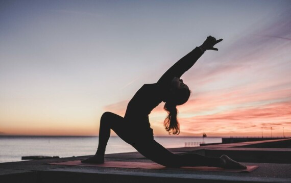 Người ta thường nghĩ đến yoga khi nói về thiền chuyển động, nhưng nó còn bao gồm nhiều loại khác, chẳng hạn như đi bộ, thái cực quyền hoặc khí công. Nguồn ảnh: jasonrepovs.