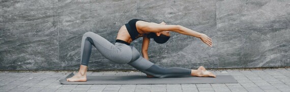 Tập luyện chéo, xen kẽ giữa chạy bộ và các bài tập khác như yoga rất có lợi cho người chạy (theo nguồn: https://hfpa.co.za/)