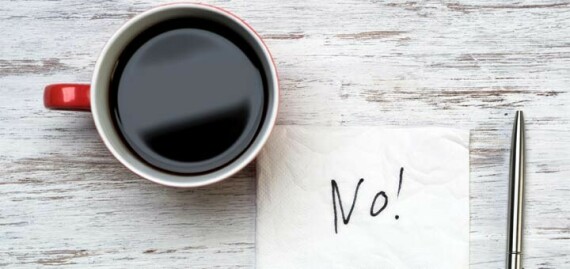 Tránh uống cafein vào buổi chiều muộn hoặc tối để giúp bạn dễ ngủ hơn, nguồn ảnh dherbs.com
