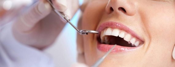 Trước khi lấy cao răng, nha sĩ sẽ bắt đầu bằng việc khám sức khỏe toàn bộ răng miệng cho bạn.   (nguồn: westlakesdentistry.com)