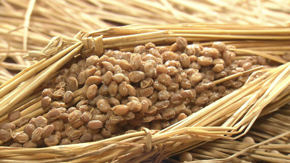 (Món ăn natto chứa nattoenzim sinh ra trong quá trình lên men tự nhiên - Nguồn ảnh: NHK Japan)