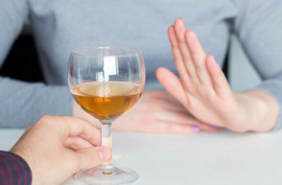 Uống rượu có thể làm tăng nguy cơ gặp các tác dụng phụ khi đang dùng các loại thuốc Nguồn: iStock