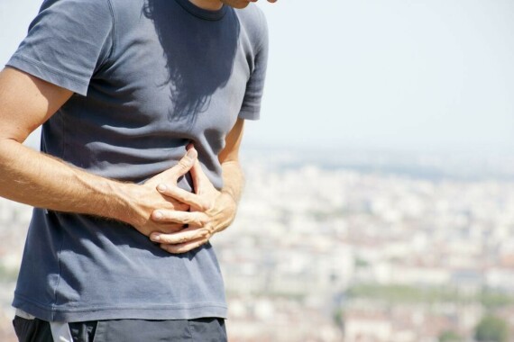Đau bụng dữ dội và đột ngột có thể là dấu hiệu của bệnh viêm tụy. (Nguồn ảnh medicalnewstoday.com)