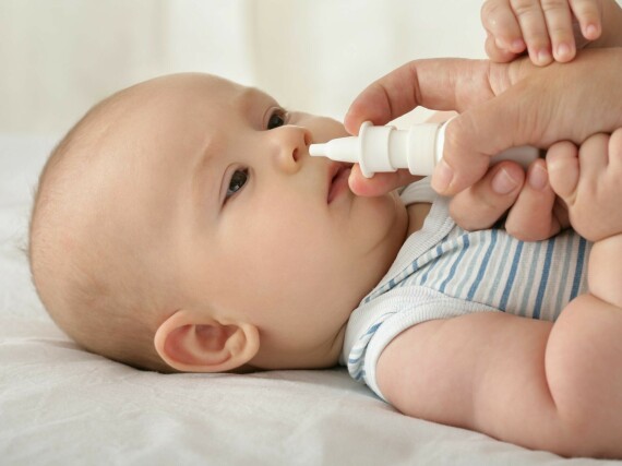 Rửa mũi bằng nước muối sinh lý với bầu hút chuyên dụng sẽ làm cho bé dễ chịu hơn. Nguồn ảnh: Verywellhealth.com