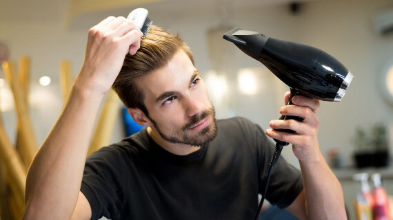 Cố gắng nhẹ nhàng nhất có thể khi chải hoặc tạo kiểu tóc để tránh rụng tóc. (nguồn: newsd.in)