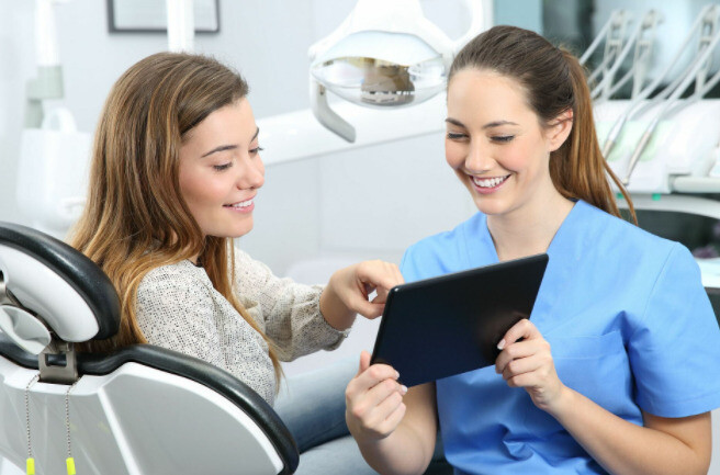 Hãy trao đổi với bác sĩ nha khoa để lựa chọn phương pháp làm trắng răng phù hợp và hiệu quả (nguồn ảnh: denticalc.com)