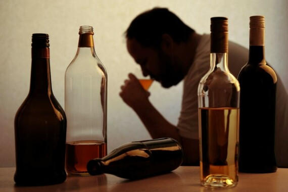 Uống quá nhiều rượu cũng có thể làm tăng bilirubin máu. Nguồn ảnh: Familydoctor.org