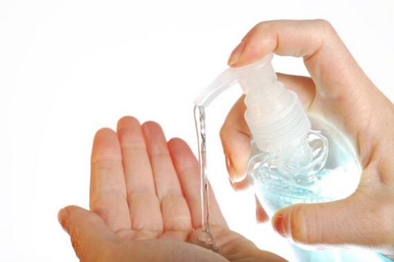 Nếu không có sẵn xà phòng và nước, bạn có thể sử dụng nước/gel sát khuẩn tay chứa ít nhất 60% cồn. (nguồn: sgsgroup.com)