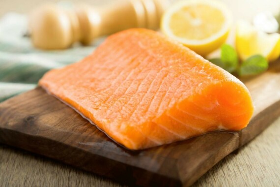 Các loại cá có chứa nhiều dầu như cá hồi đã được chứng minh là có tác dụng giảm cholesterol (Nguồn ảnh: Pinterest)