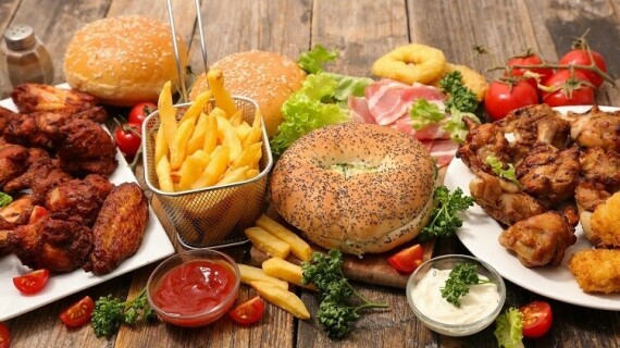 Hạn chế ăn đồ ăn chứa nhiều chất béo bão hòa (Nguồn ảnh: Food Navigator)