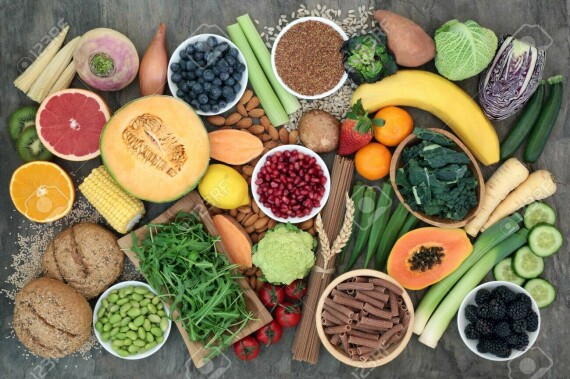 Ăn rau xanh, trái cây, các loại hạt giúp điều trị tăng áp phổi. Nguồn ảnh: 123rf