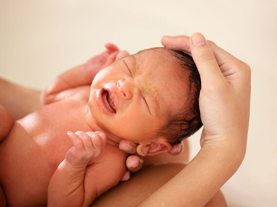 Những sợi tóc có thể rụng ra trên tay sau khi vuốt đầu bé. (nguồn: raisingchildren.net.au)