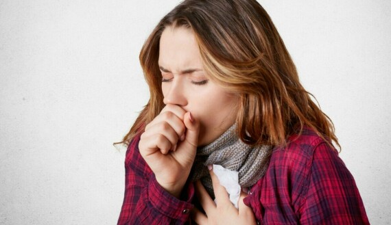  Ho có đờm kèm theo máu hoặc mủ và có mùi thối là triệu chứng thường gặp của áp xe phổi. Nguồn ảnh: MyDr.com.auHo có đờm kèm theo máu hoặc mủ và có mùi thối là triệu chứng thường gặp của áp xe phổi. Nguồn ảnh: MyDr.com.au