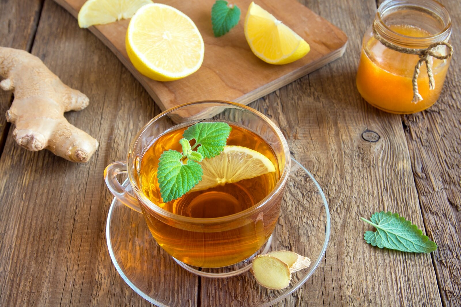 Uống các loại trà không chứa caffeine như trà gừng hoặc trà chanh cũng là một phương pháp bù nước hiệu quả. Nguồn ảnh: Kitchen.com