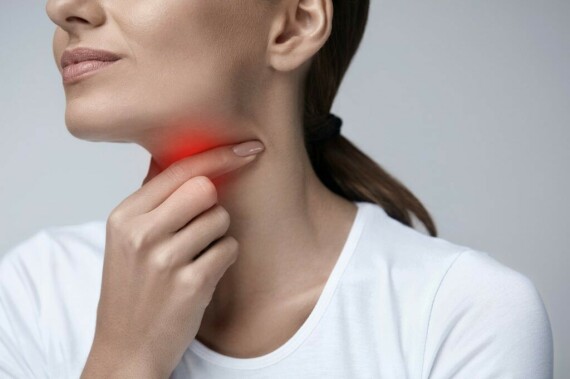 Viêm họng là một triệu chứng gây cho bạn cảm giác khô, ngứa và cộm ở cổ họng. Nguồn ảnh: Pacificcross.com