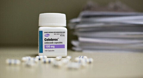 Celecoxib là thuốc ức chế COX-2 được dùng để giảm đau khá hiệu quả. Nguồn ảnh: npr.org   