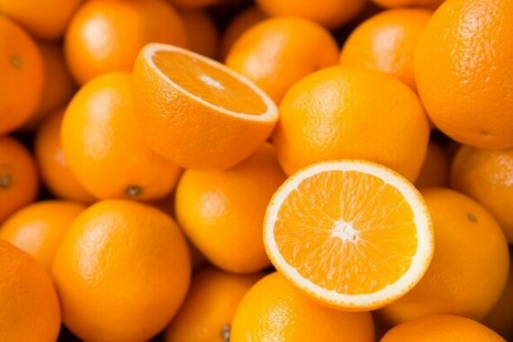 Cam chứa một lượng lớn vitamin C giúp chống lại quá trình oxy hóa (nguồn ảnh: https://lovebackyard.com/)