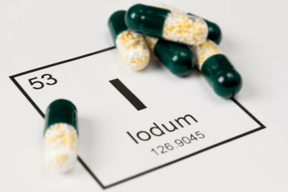 thuốc màu xanh lá cây với khoáng chất i (iodium) trên nền trắng với dòng chữ từ bảng hóa học - iodine hình ảnh sẵn có, bức ảnh & hình ảnh trả phí bản quyền một lần