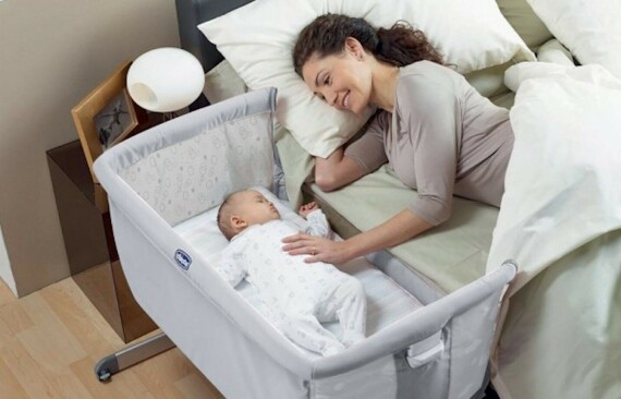 Nên cho bé ngủ chung phòng với bố mẹ trong những năm tháng đầu đời. Nguồn: Vinmec.com