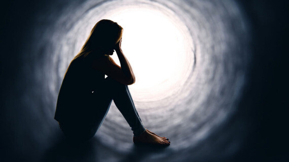 Một số người bị rối loạn lưỡng cực cũng sẽ trải qua giai đoạn trầm cảm nghiêm trọng hoặc tâm trạng đi xuống khiến cảm thấy thờ ơ, không có động lực và buồn bã. (nguồn: sciencenewsforstudents.org)