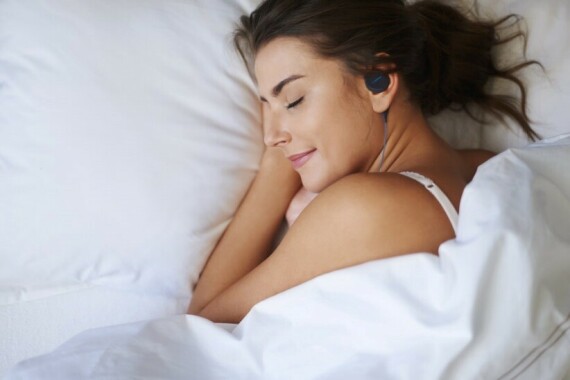 Nghe nhạc giúp bạn giảm căng thẳng và dễ ngủ hơn. Nguồn ảnh: https://dubslabs.com/