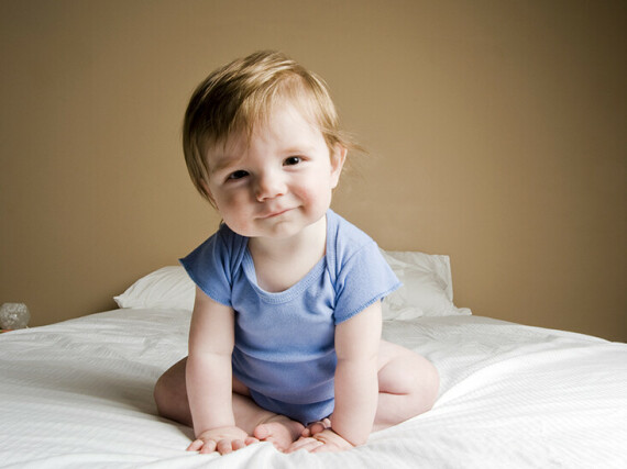 Trẻ em 9 tháng tuổi có thể ngồi mà không cần sự trợ giúp, nguồn ảnh healthline.com